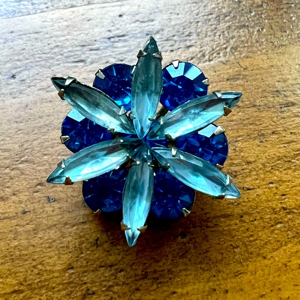 Vintage pronged brooch with light and medium blue glass beads